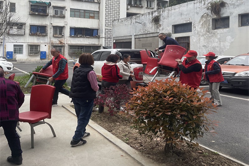 我为群众办实事||党建引领送温暖，，，，，，，，爱心座椅进社区